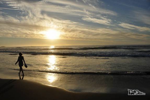 Caminhando no fim de tarde em praia de Pichilemu, no litoral central do Chile